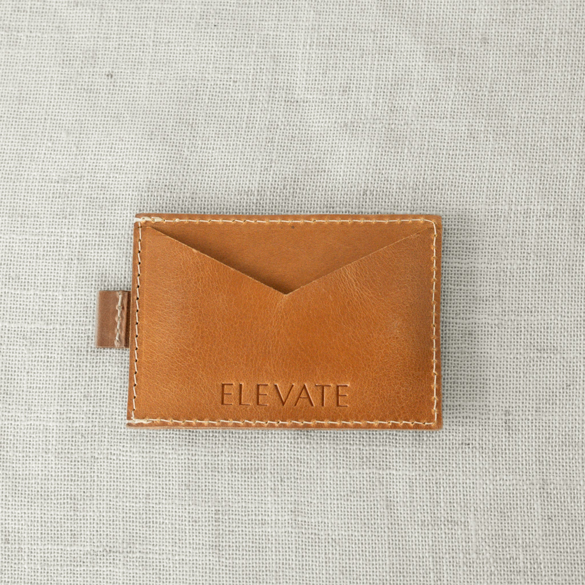 Close-up of the elegant design of the Lateral Pull-Tab Wallet, emphasizing its minimalist style as a durable pull-tab wallet for everyday use.