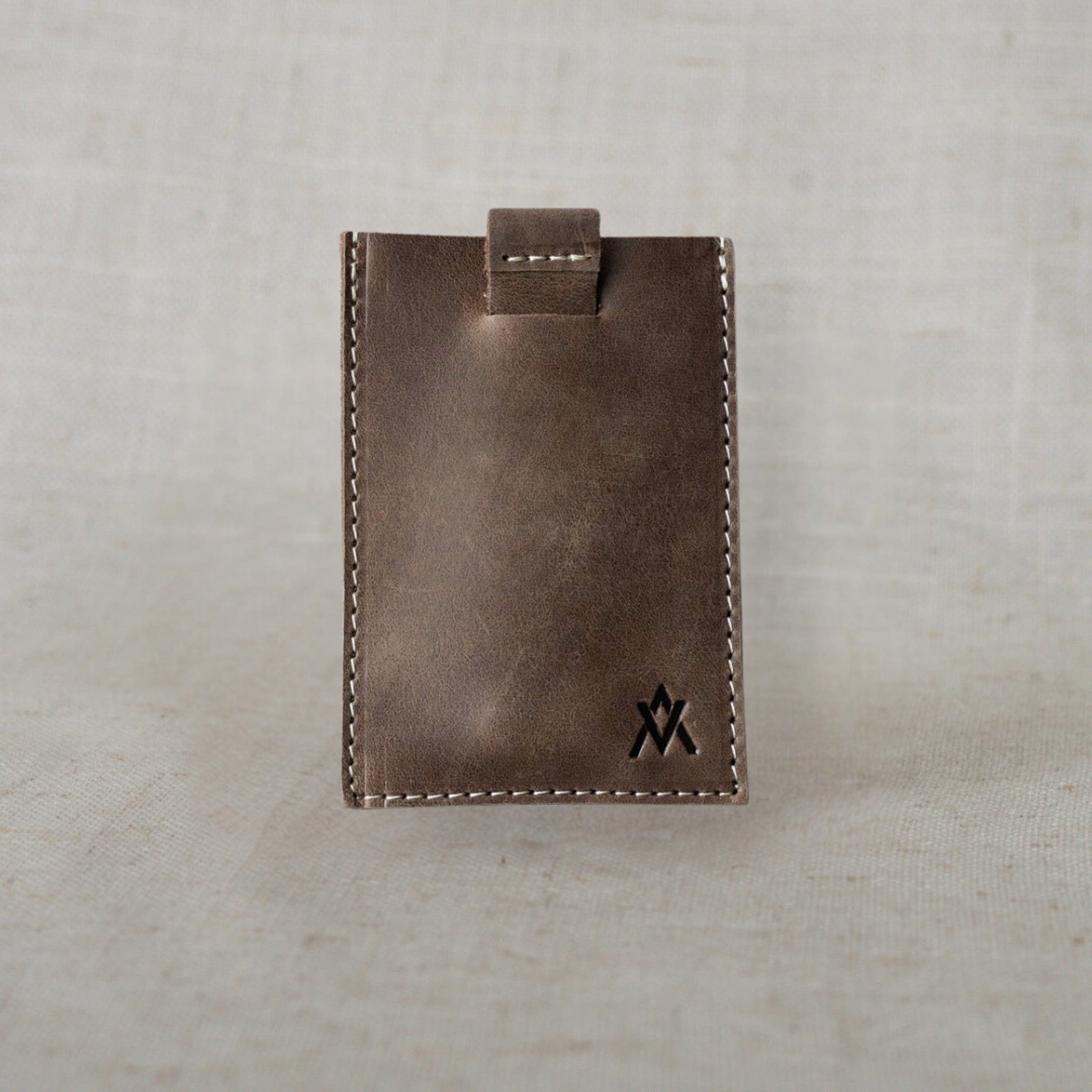 User-friendly demonstration of the Lateral Pull-Tab Wallet, illustrating how quickly cards can be accessed, reinforcing its design as a durable pull-tab wallet.