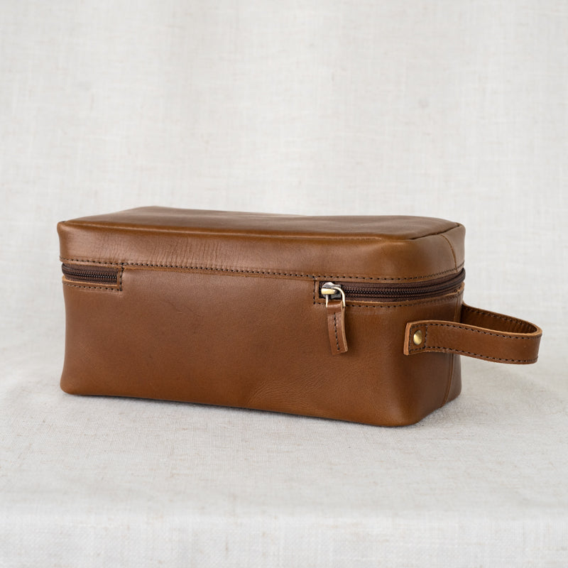 Leather handle of the Dopp Kit for easy carrying, emphasizing the convenience of this full-grain leather dopp kit.