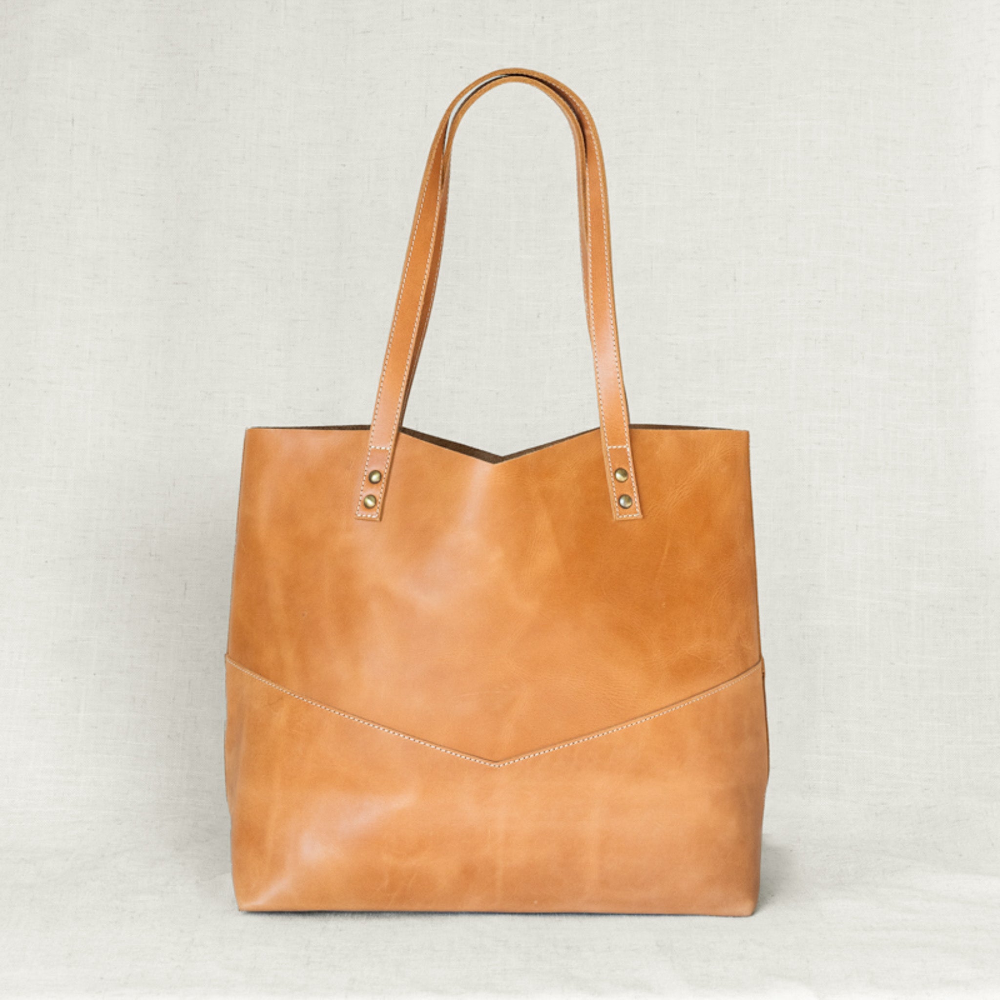 Elegant design of Traveler's Tote, a premium leather tote bag for women that combines style and functionality.