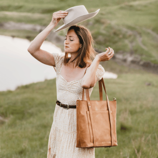 Practical Leather Travel Hat Tote with built-in luggage strap, making travel comfortable and hassle-free.