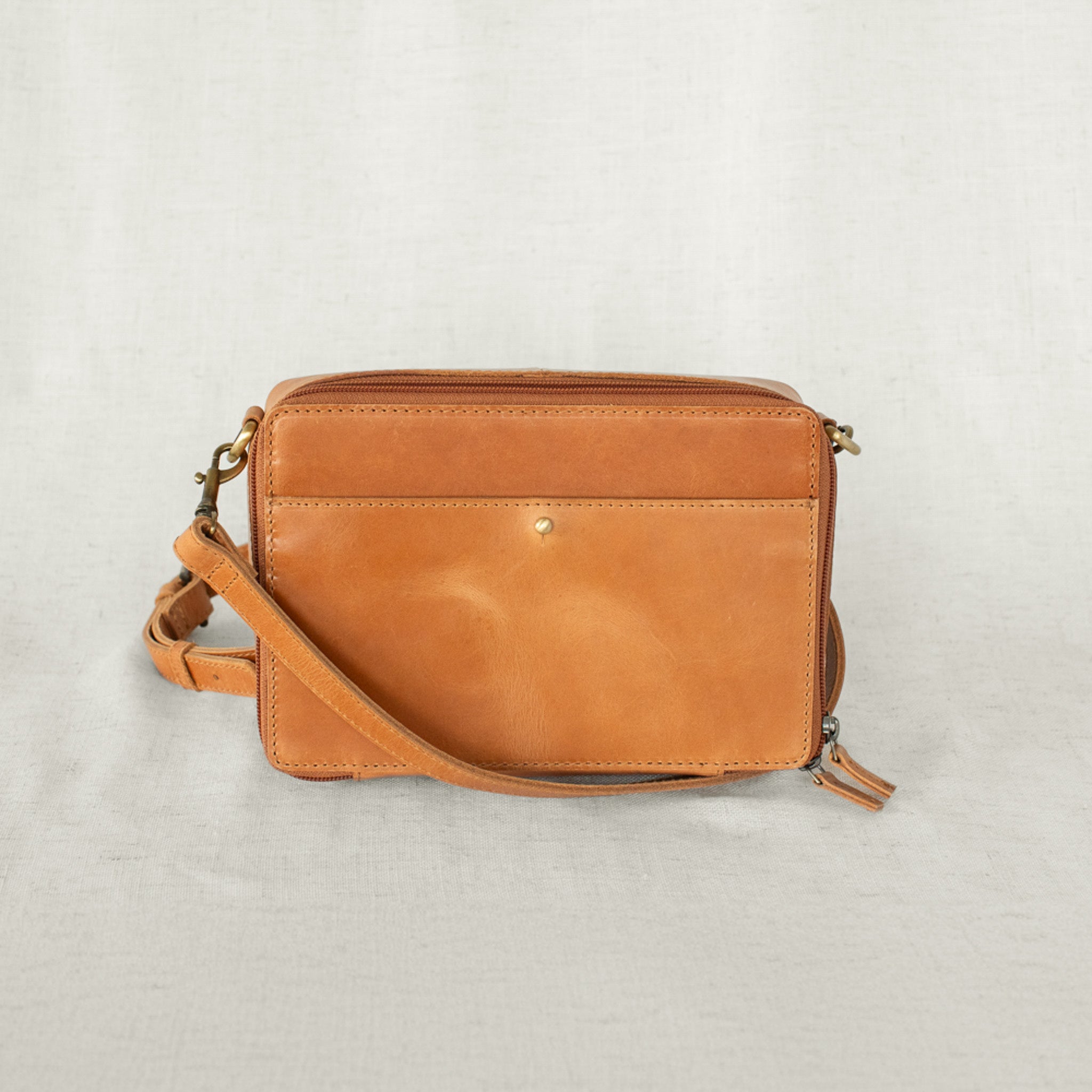 Nomad Crossbody full-grain leather bag in camel color