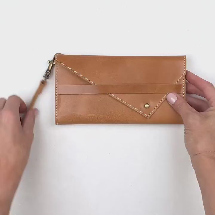 video showing the camel tri fold wallet and how to open it.