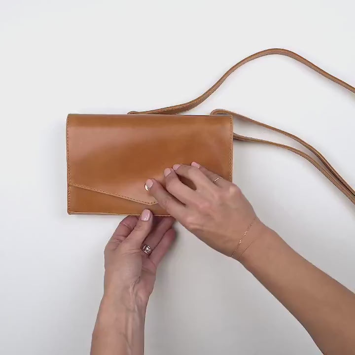 video showing the dimarco crossbody by elevate with the built in wallet