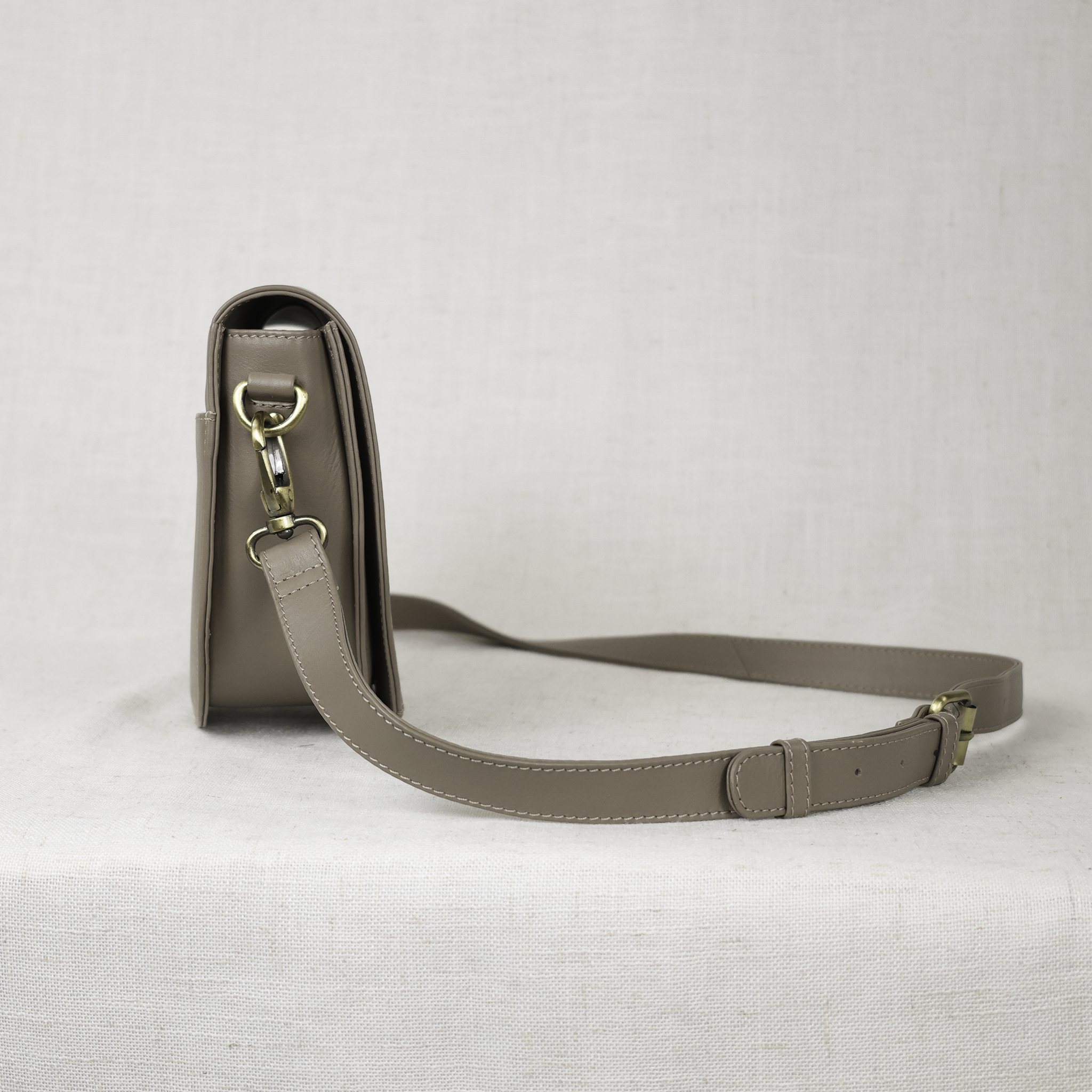 Back pocket of the Stella Leather Saddle Bag, designed for quick access to your essentials, ideal for modern lifestyle.